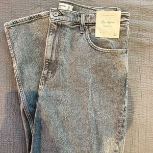 NWT A&F high-rise mom jeans || size 31